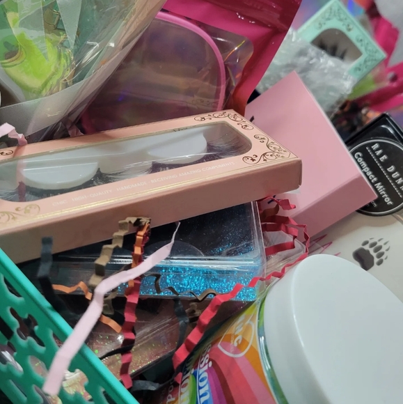 Everyday Lash Bundles - Mystery Box - Picture 4 of 16